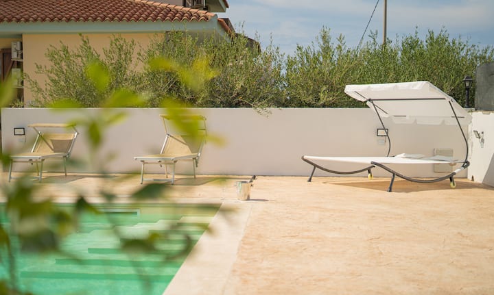 [Parcheggio e Piscina] Primo piano con veranda